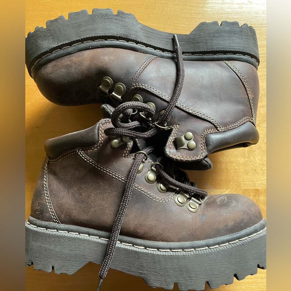 Vintage Y2K Venus girl trap brown boots. Size 6.5. Leather. Platform boots